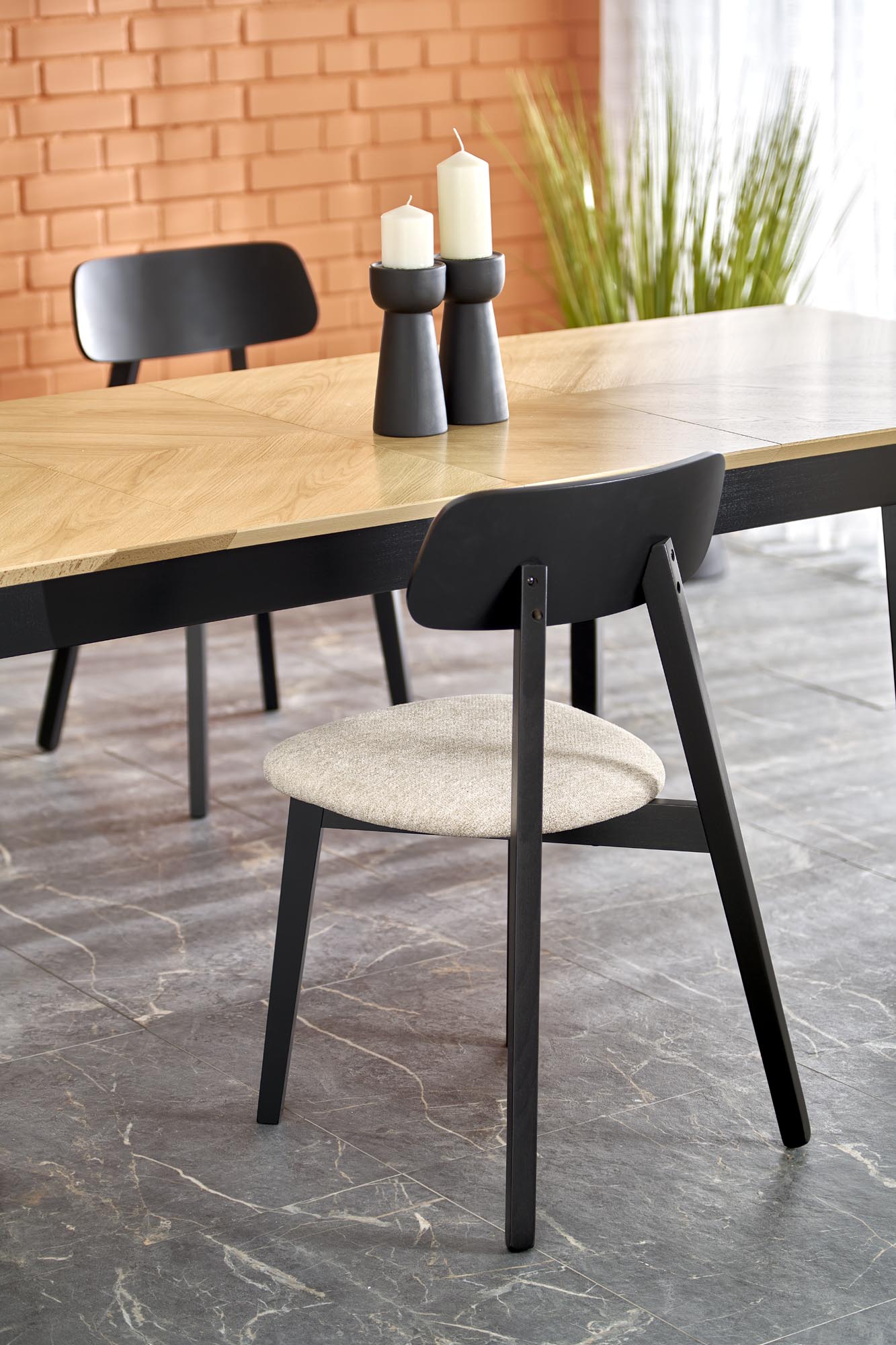 krzeslo_do_jadalni_Hylo_drewniane_tapicerowane_bezowe_czarne_
