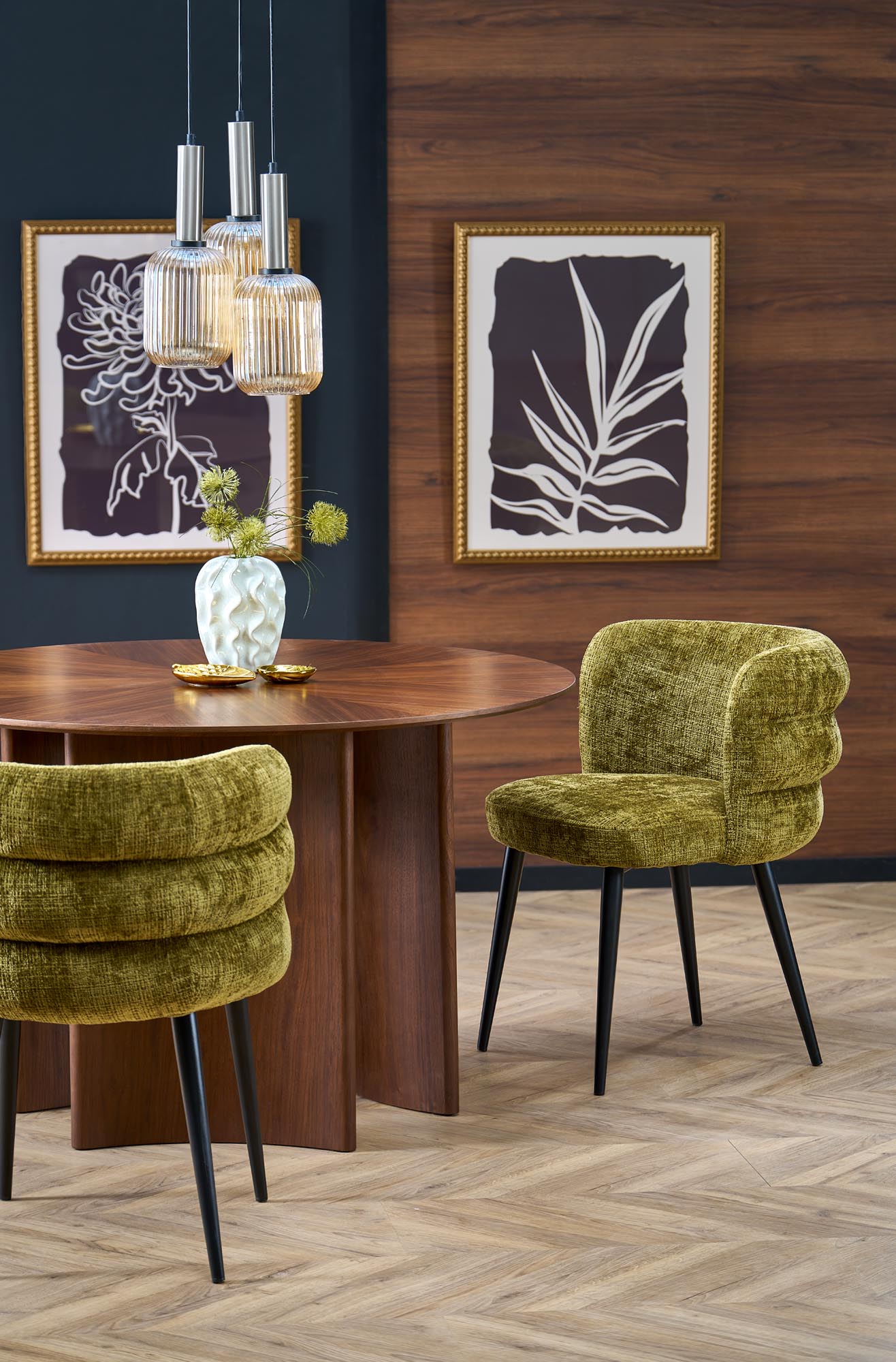 krzesło tapicerowane K575 w głębokim, oliwkowym odcieniu