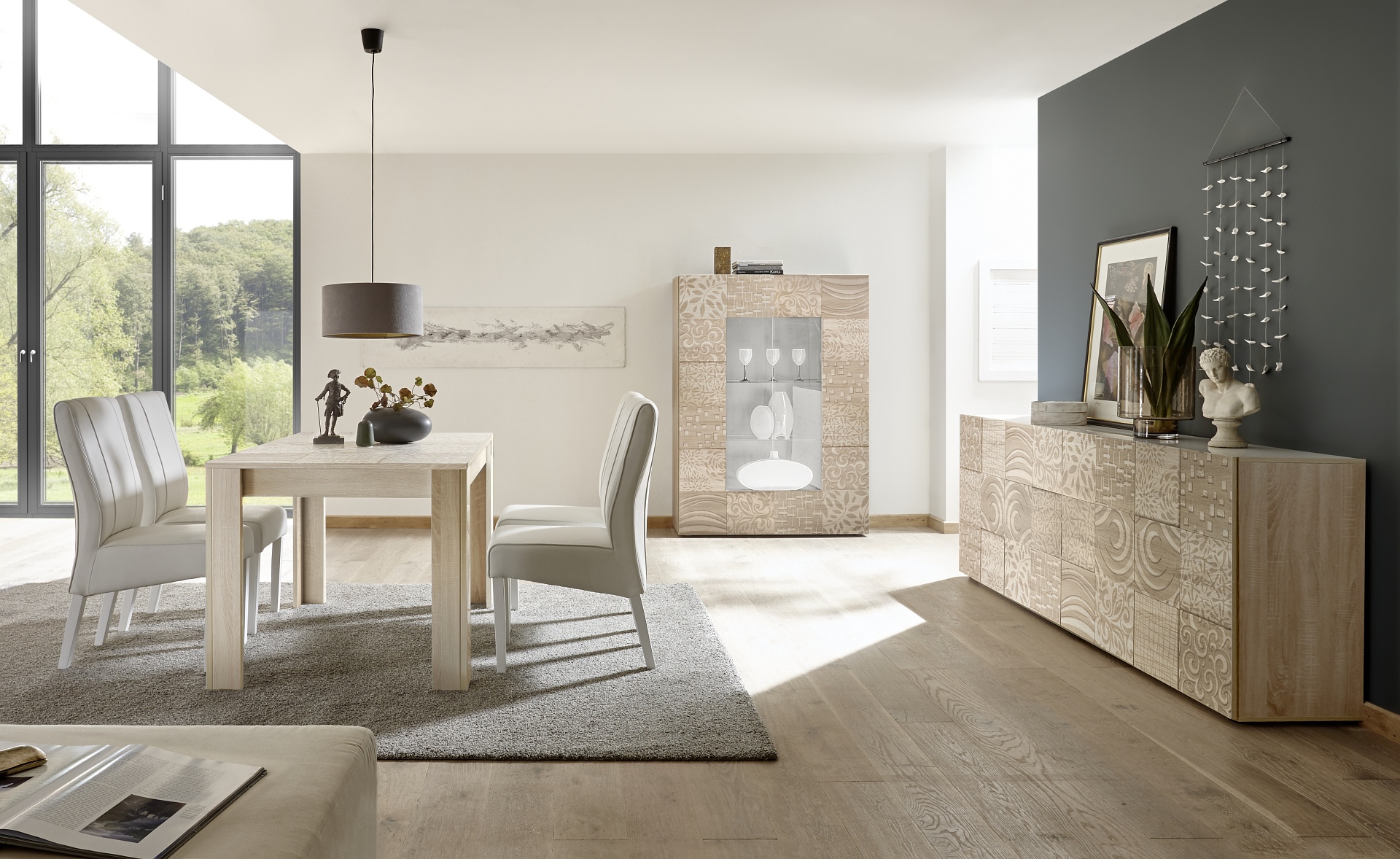 Geometryczne i etniczne wzory w meblach – jak łączyć tribalne motywy z nowoczesnym designem?