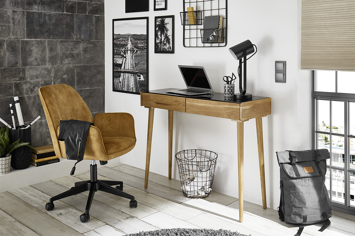Biurko w salonie – meble i triki, które ukryją Twoją pracę w otwartym wnętrzu