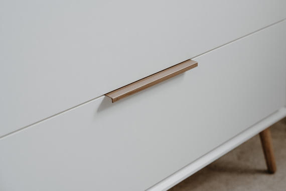 Komoda z szufladami i drzwiami biała / dąb artisan mat 175 cm Arona