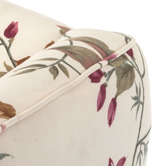 Fotel tapicerowany z pufą West, kremowy motyw kwiatowy, nóżki ciemny brąz